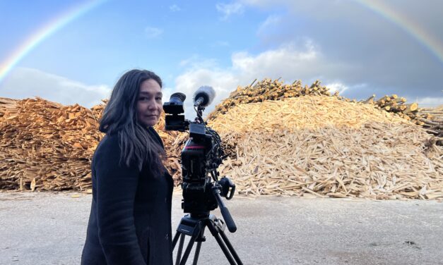 Volver para contarlo: La directora Lorena Muñoz narra en el documental ‘Suerte de Pinos’ el doble feminicidio de su familia