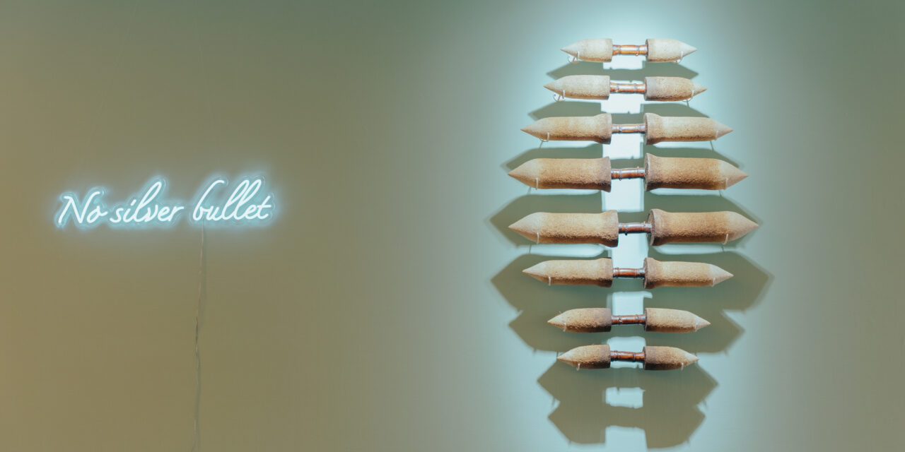 LO Yi-Chun explica su arte con caña de azúcar: «dulce mercancía tropical recubierta de amarga historia colonial»