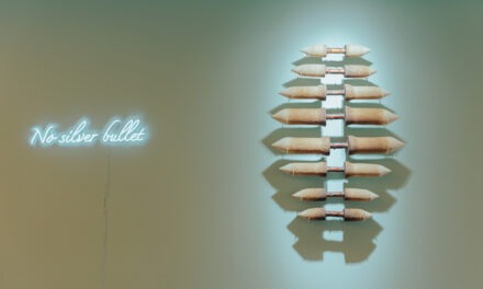 LO Yi-Chun explica su arte con caña de azúcar: «dulce mercancía tropical recubierta de amarga historia colonial»